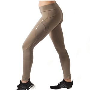 Stella McCartney P ESS Tight Performance Leggings in Grayish Brown in Size Med